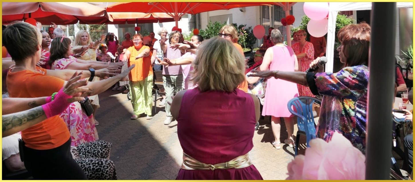 Schlagerpiratin zwischen gut gelaunten Frauen, die alles mitmachen.