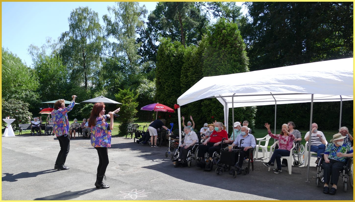 Schatzi und die Schlagerpiratin in Aktion beim kontaktfreiem Auftritt im Garten.