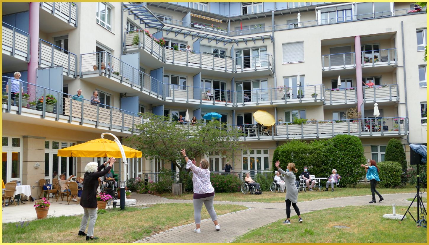 Kontaktfreier CORONA Auftritt im Garten vor dem Haus.