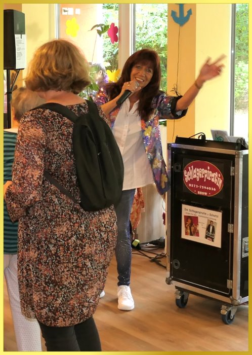 Marina winkt fr�hlich in die Kamera.