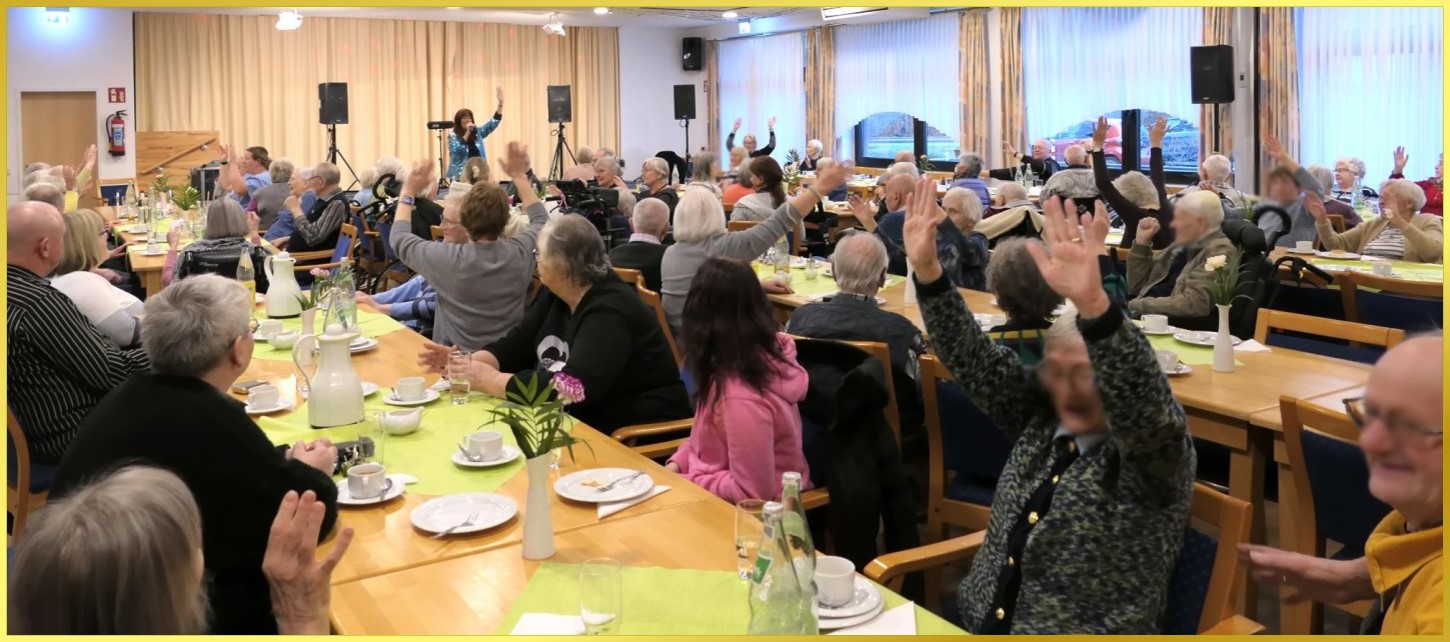 Gro�er Saal. Schlagerpiratin singt.