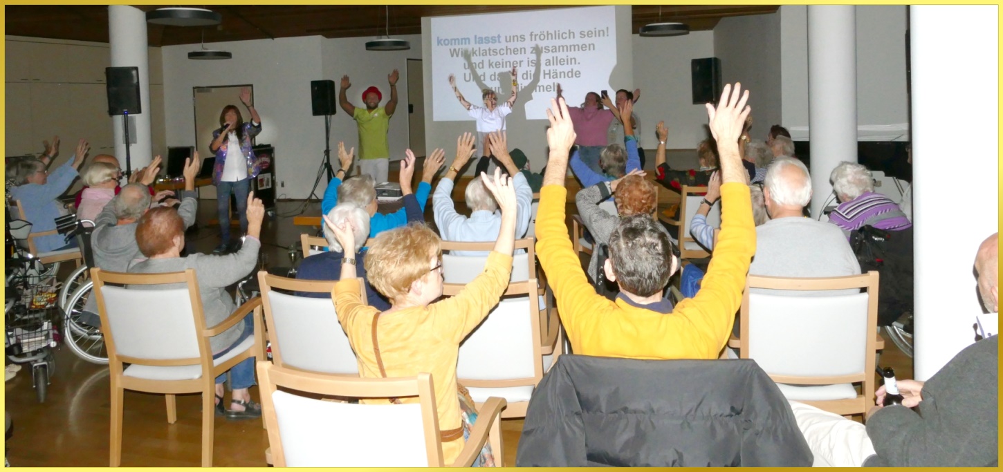 Mitsingkonzert mit Leinwand und Schlagerpiratin.