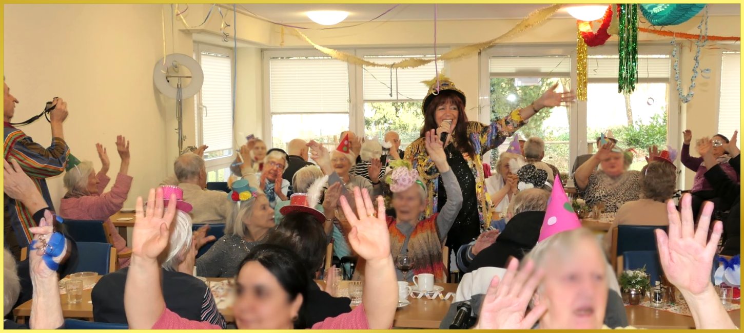 Karnevalsfeier im Saal mit Schlagerpiratin.