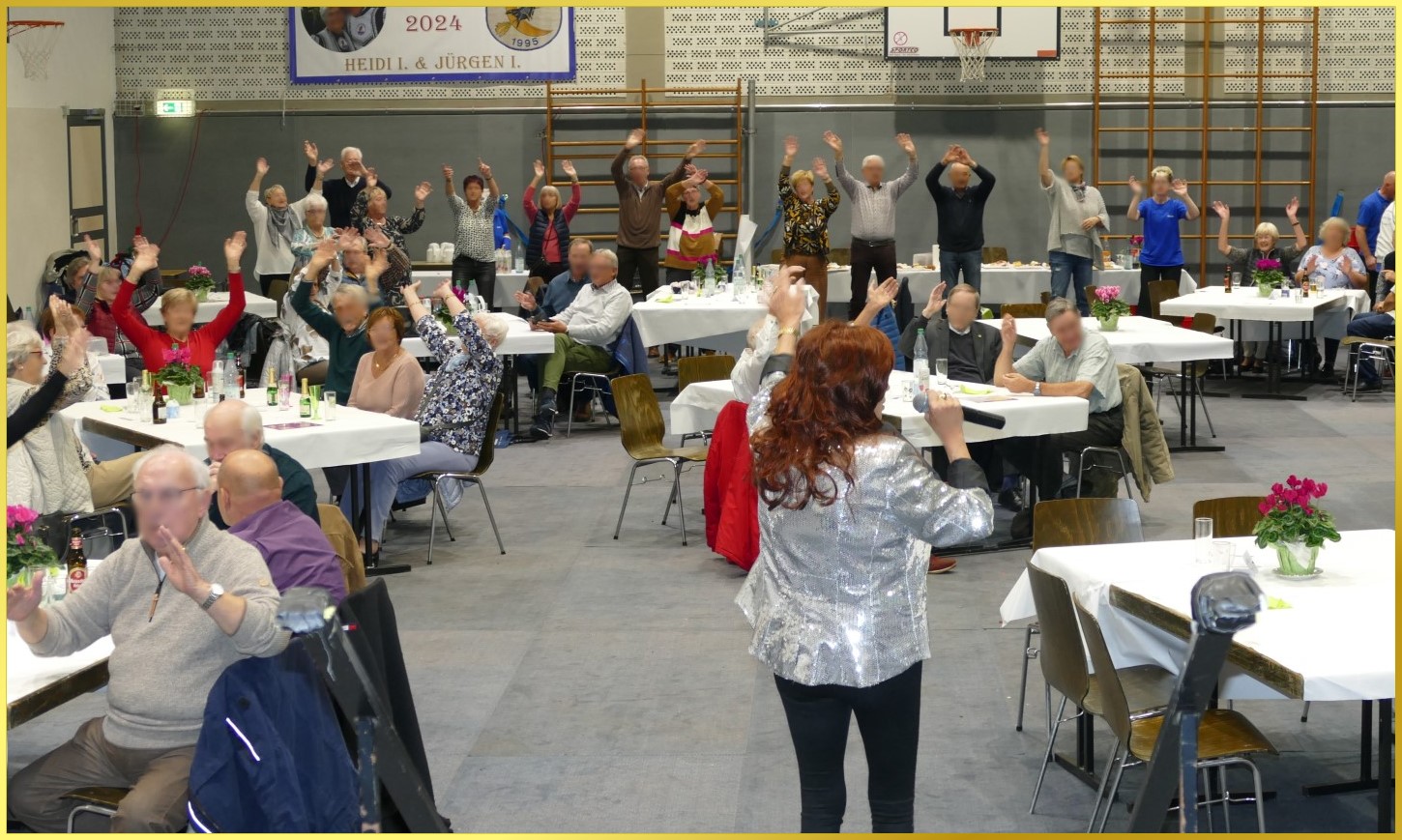 Seniorenveranstaltung in einer Turnhalle.