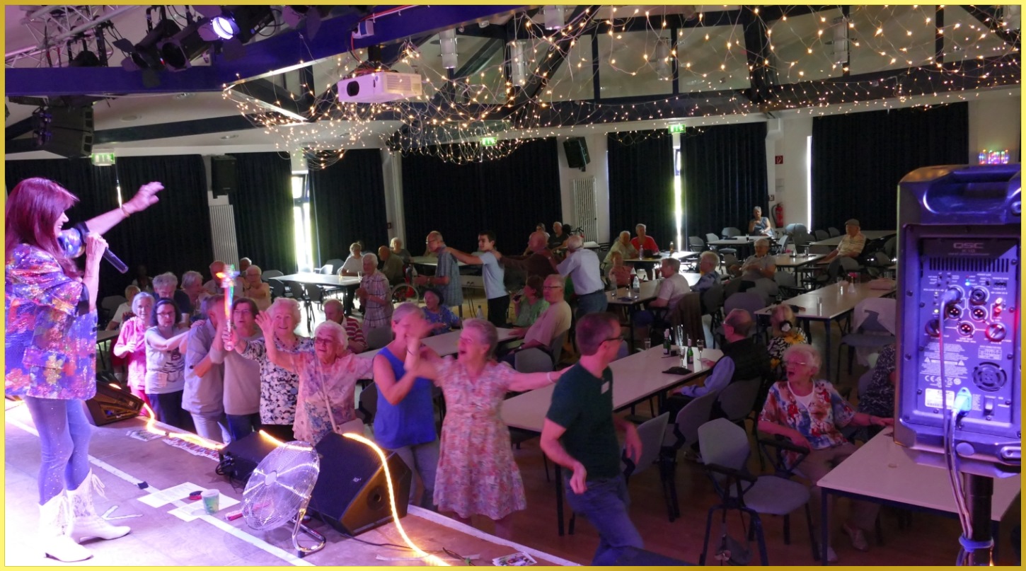 �80 Party in einer Halle.