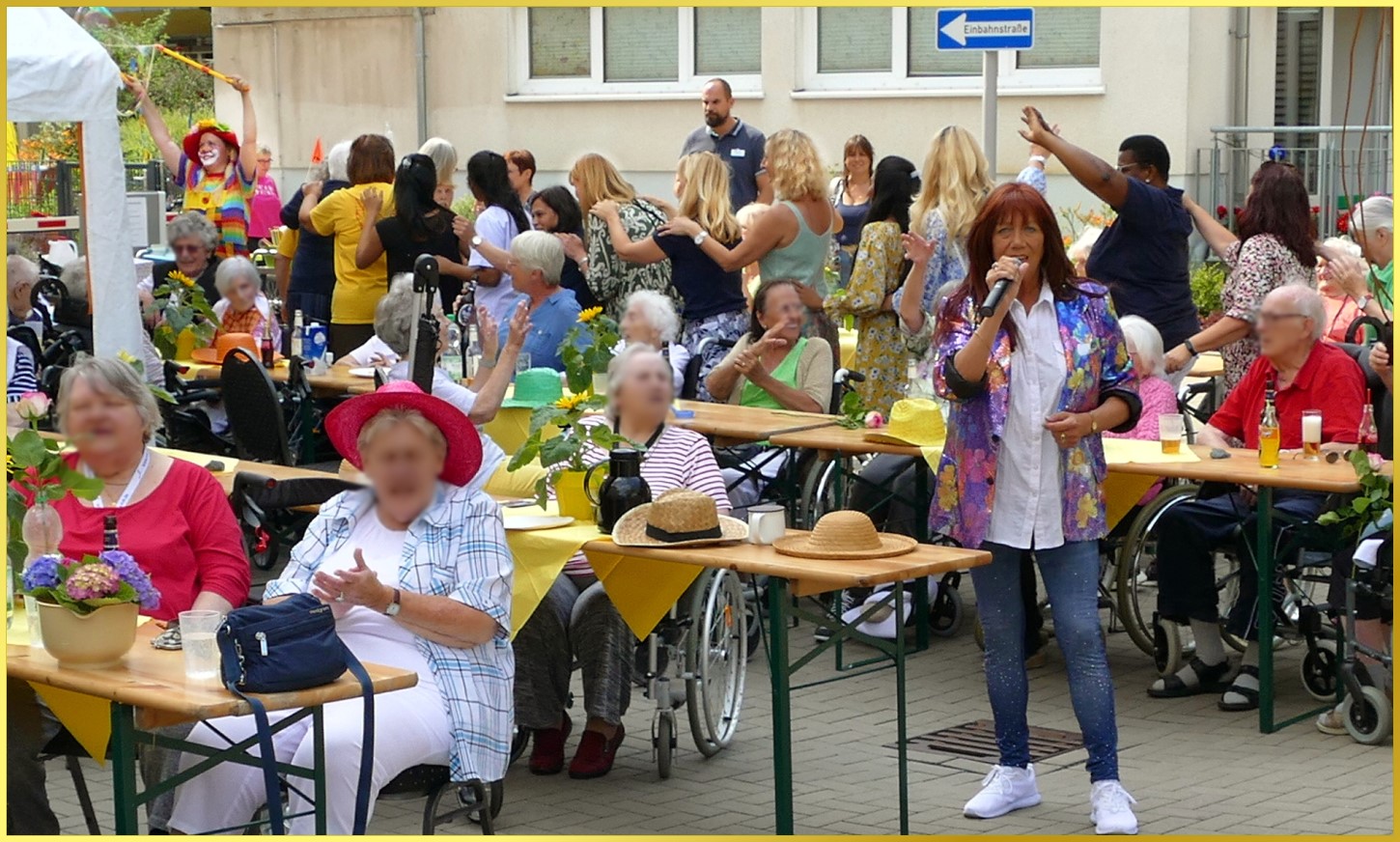 Blonde M�dels machen eine Polonaise. Schlagerpiratin singt weiter.