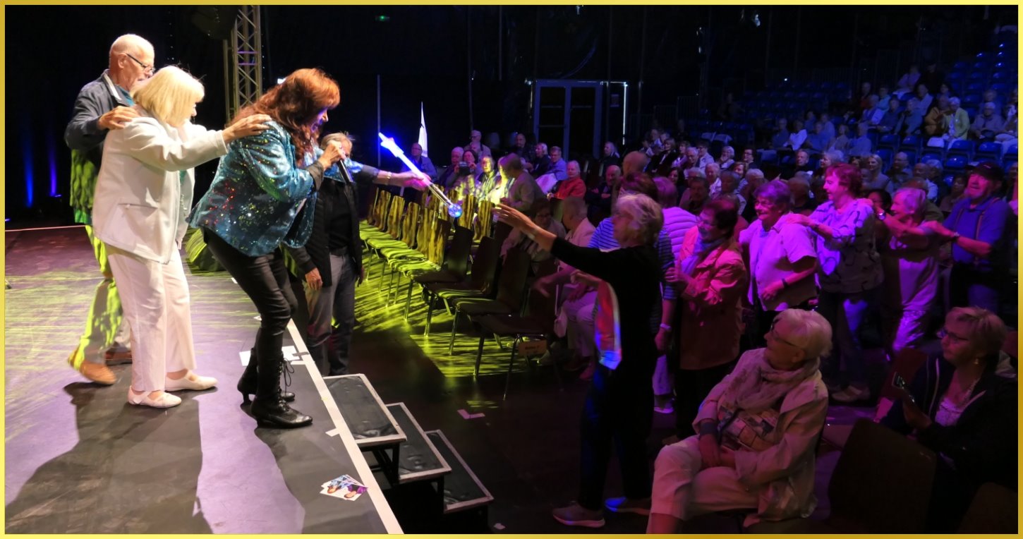 Schlagerpiraatin gibt Sternstab an eine Dame im Publikum.