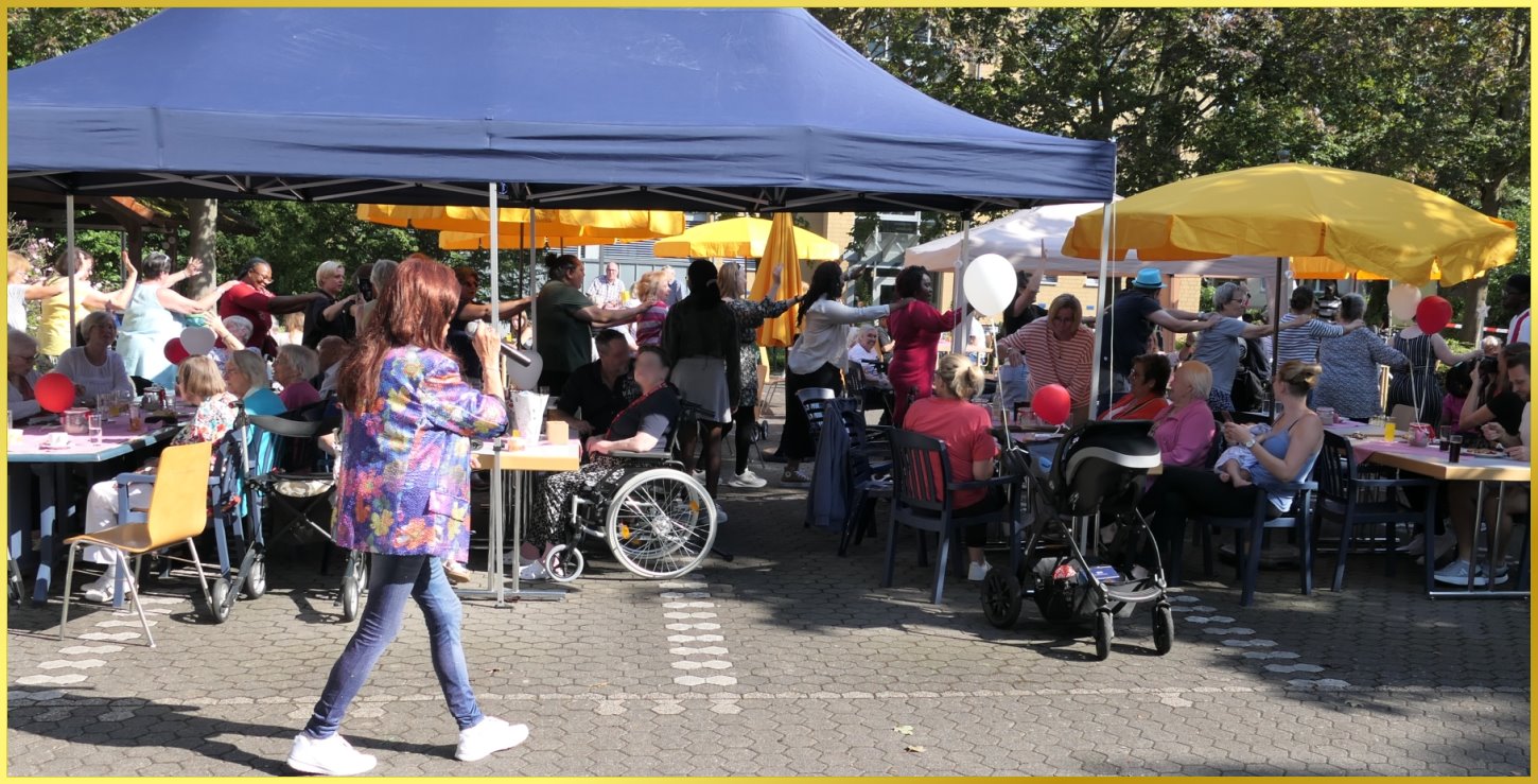 Schatzi und die Schlagerpiratin singen Open Air.