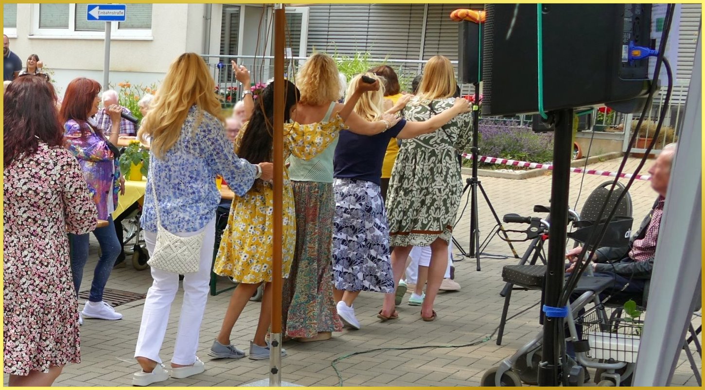 Blonde M�dels machen eine Polonaise. Schlagerpiratin singt.