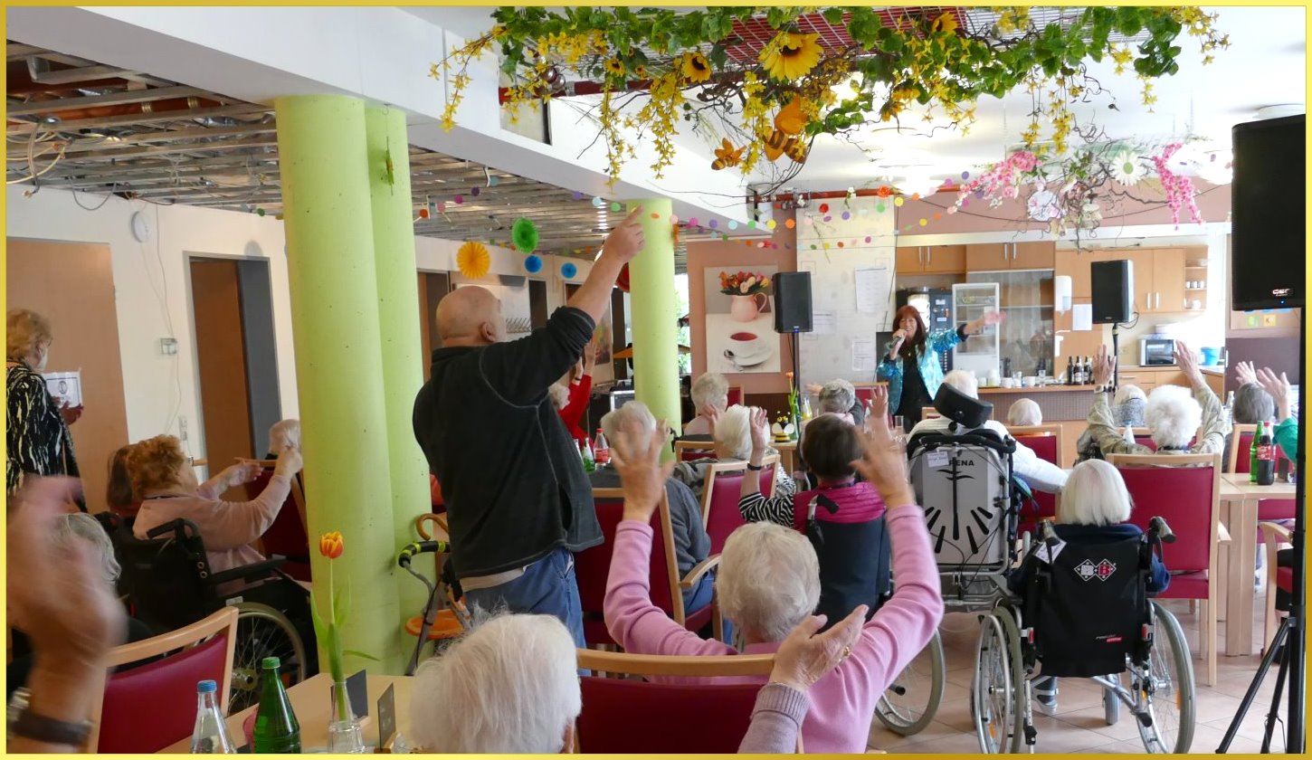 Fr�hlingshaft geschm�ckte Cafeteria.