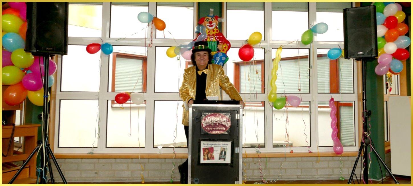 Ian im Karnevalsoutfit auf der geschm�ckten B�hne.