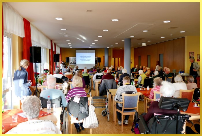 Mitsingkonzert mit Schlagerpiratin im vollbesetztem Saal.