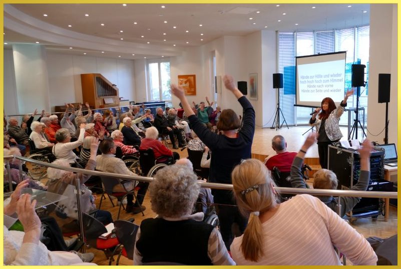 Mitsingkonzert im Saal, mit Schlagerpiratin.