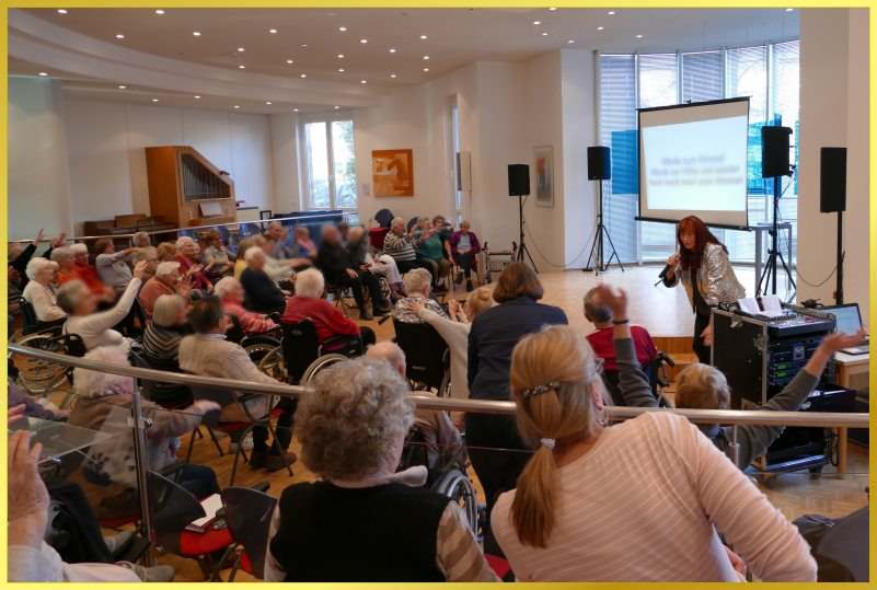 Schlagerpiratin beim Mitsingkonzert im Akkustiksaal.