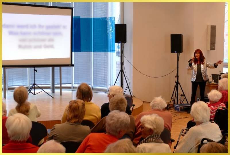 Gro�e Leinwand mit Text zum mitsingen beim Mitsingkonzert der Schlagerpiratin.