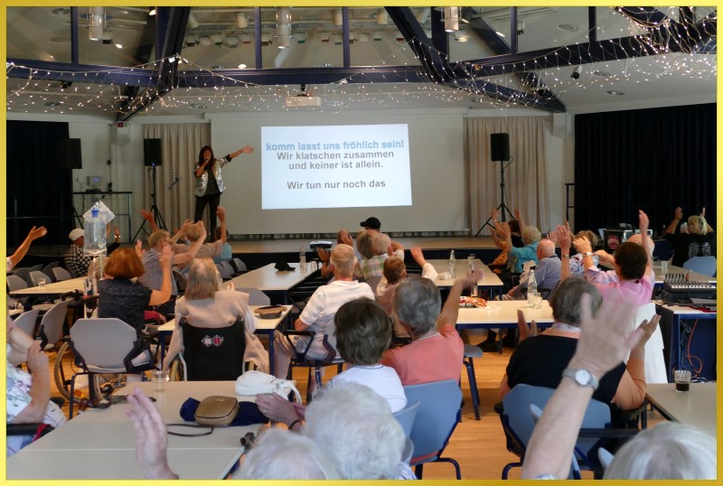 Mitsingkonzert in K�ln. Schlagerpiratin singt neben der Leinwand