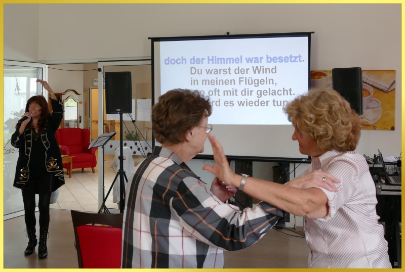 Schlagers�ngerin Marina beim Mitsingkonzert.