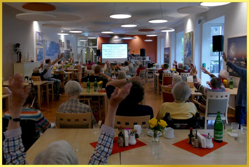 Gro�er Saal mit Senioren, die zum Mitsingkonzert gekommen waren.