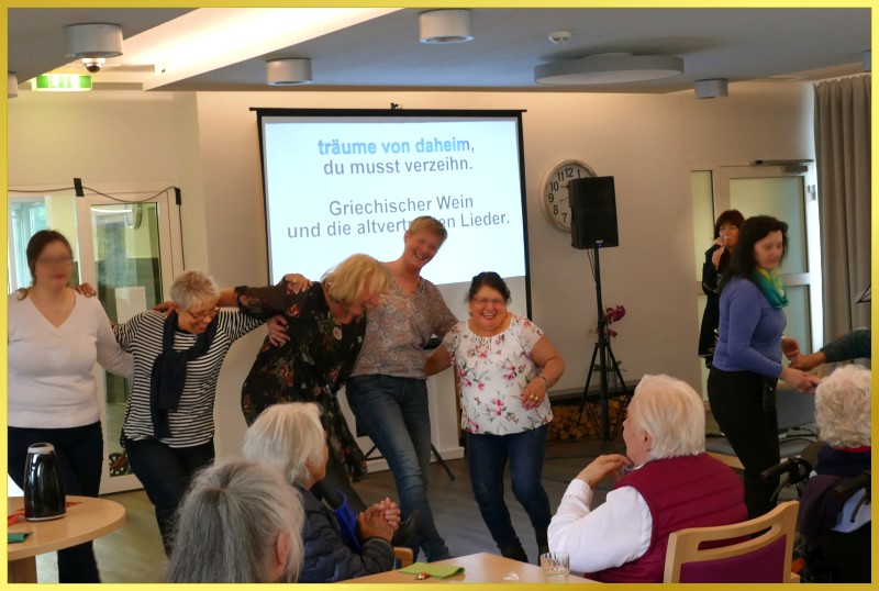 Fr�hliche Leute beim Mitsingkonzert.