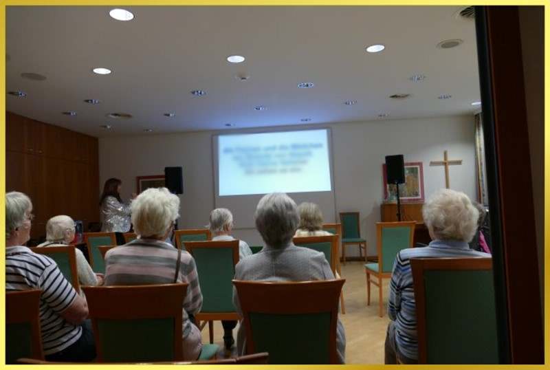 Zwei kleine Italiener singen de Senioren beim Mitsingkonzert.