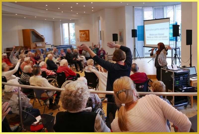 Mitsingshow mit Schlagerpiratin! Voller Saal mit singenden Senioren.