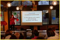 Die Schlagers�ngerin steht beim Mitsingkonzert neben der Leinwand mit den Texten.