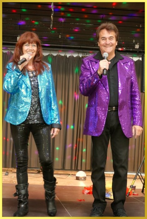 Schatzi und Schlagerpiratin l�chelnd auf der B�hne.