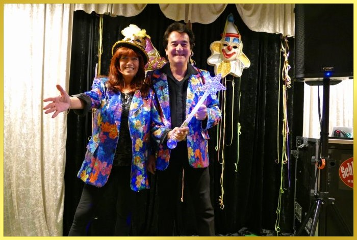 Ian und Marina auf der dekorierten B�hne im neuen Karnevalsoutfit.