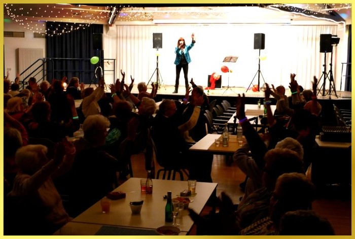 Und dann die H�nde zum Himmel, pr�sentiert die Schlagerpiratin auf der B�hne.