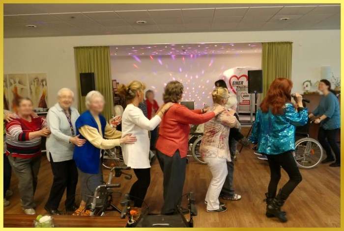 Schlagerpiratin f�hrt Polonaise im AWO Seniorenheim an.
