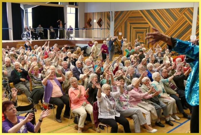 Singendes Publikum in gro�er Halle! Schlagerpiratin animiert!