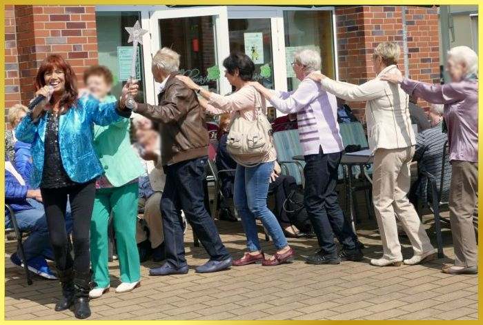 Schlagers�ngerin mit einem Sternstab in der Hand f�hrt die Sommerpolonaise an.