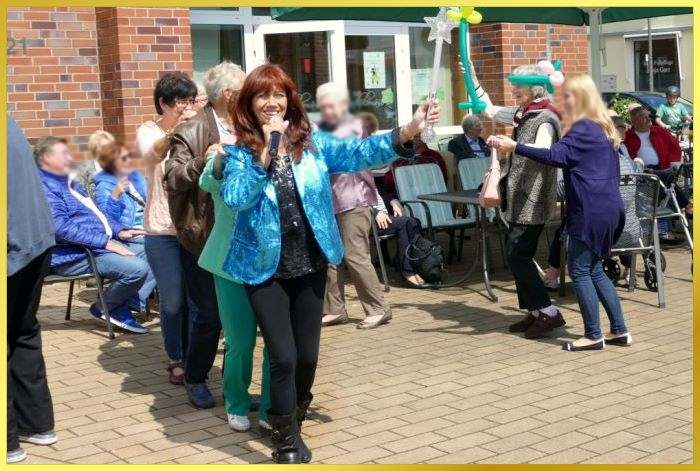 Schlagerpiratin strahlt in die Kamera und f�hrt die erste Sommerpolonaise an.