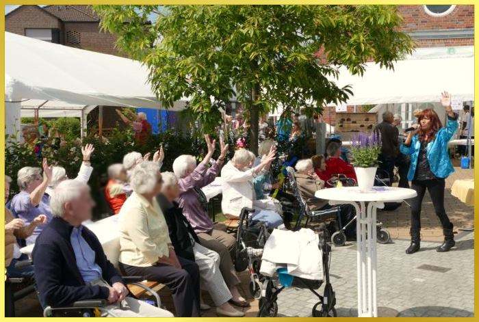 Und mal wieder die H�nde zum Himmel. Alle machen mit.