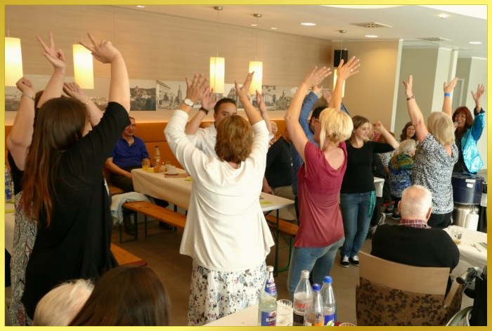 Schlagers�ngerin singt und Publikum h�lt die H�nde zum Himmel