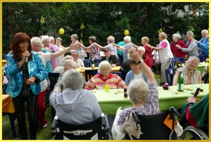 Sch�ne Maid singt die Schlagerpiratin und f�hrt die Polonaise im gro�en geschm�ckten Garten an!