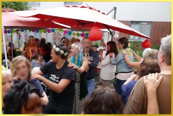 Sommerpolonaise im geschm�cktem Garten. Luftballons, Blumengirlanden.
