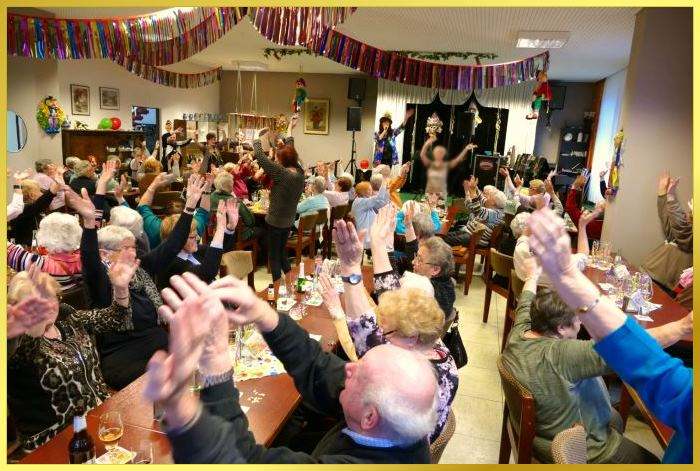 Voller Saal. Schlagers�ngerin auf der B�hne! Alle H�nde hoch!