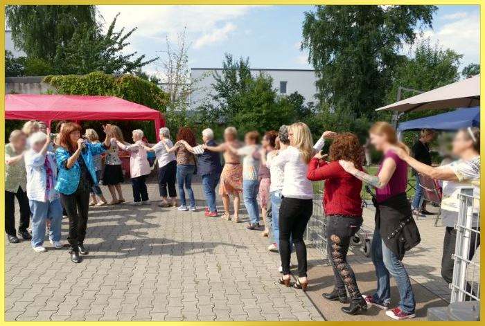 Sommerfest Open Air. Schlagerpiratin macht singend die Polonaise mit den G�sten durch das Au�engel�nde.