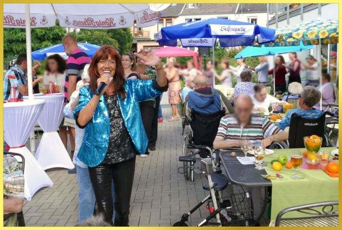 Lachend und singend f�hrt die Schlagers�ngerin Marina die Sommerpolonaise im Freien an.