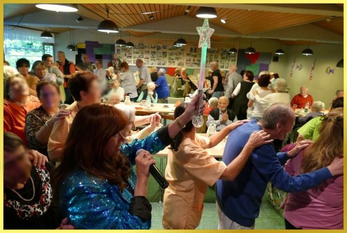 Die Schlagerpratin h�lt einen leuchtenden Sternstab hoch und f�hrt die gro�e Polonaise an.