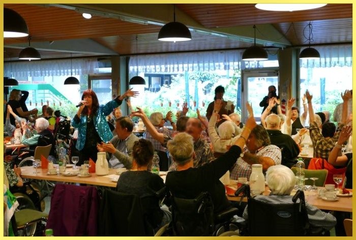 Gro�er Saal. Publikum singt mit der Schlagerpiratin und rei�t die H�nde hoch.