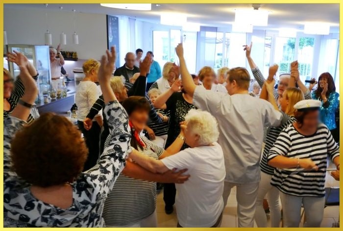 Tanzendes, singendes Publikum, teils Arme hoch. Shlagerpiratin singt.