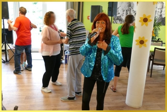 Schlagers�ngerin Marina singt, 6 Paare tanzen.