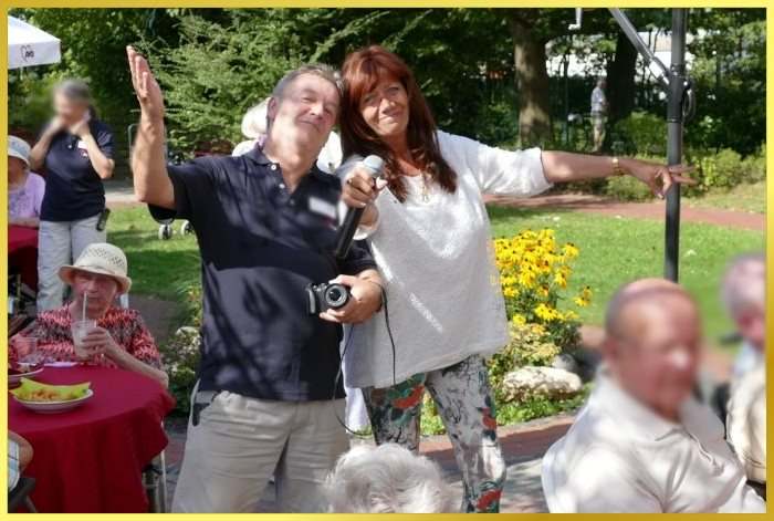 Schlagers�ngerin Marina posiert mit Heimleiter beim Sommerfest!