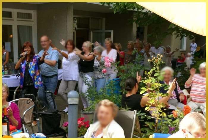 Lange Polonaise durch den Garten beim Sommerfest. Marina singt!