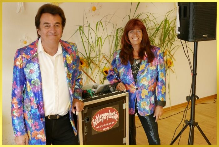 Gucken beide l�chelnd in die Camera. Sch�ner Hintergrund beim Herbstfest!