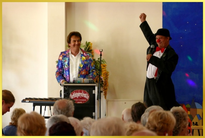 Schatzi Ian begleitet technisch den Musikclown, der gerade agiert!