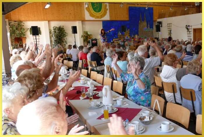 Sommerfest mit 350 Personen im gro�en Saal. Die Schlagerpiratin singt.