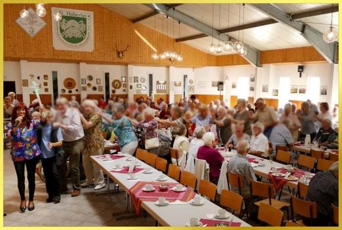Schlagerpolonaise beim Sommerfest im gro�en Saal. 350 G�ste!